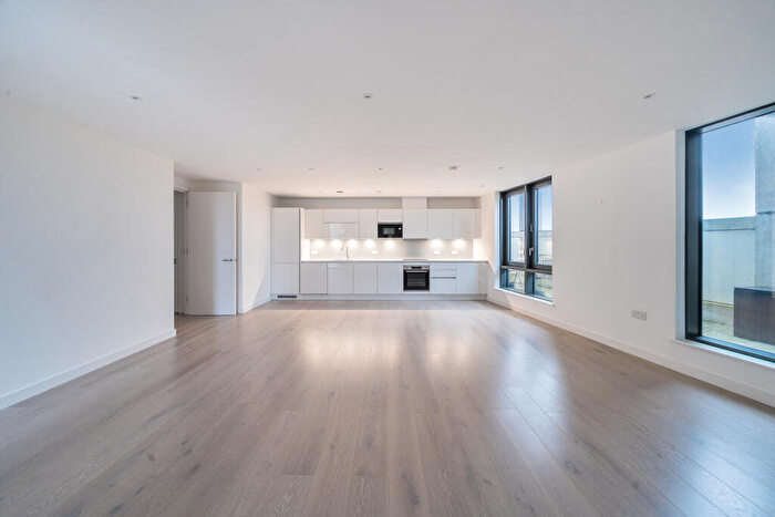 3 Bedroom Flat For Sale In City North Place, London, N4