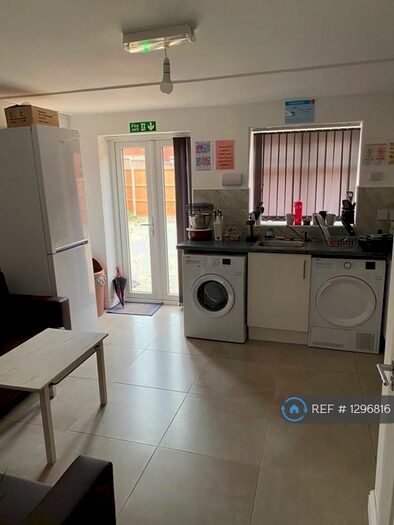 1 Bedroom Flat Share To Rent In Timbers Way, Sparkbrook, Birmingham, B11