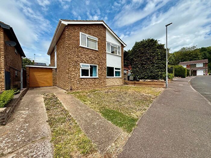 4 Bedroom Detached House For Sale In Brompton Close, Bramingham, Luton, Bedfordshire, LU3