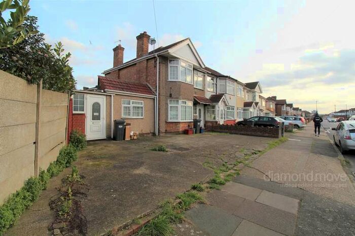 Flat To Rent In Basildene Road, Hounslow, TW4
