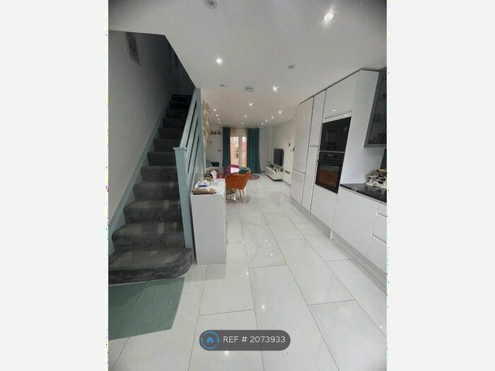 2 Bedroom Terraced House To Rent In London, London, SW17