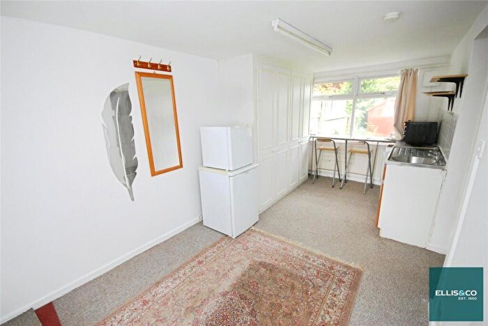 Studio To Rent In Hendon Way, Childs Hill, NW2