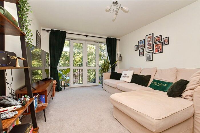 2 Bedroom Flat For Sale In Kings Lane, Sutton, Surrey, SM1