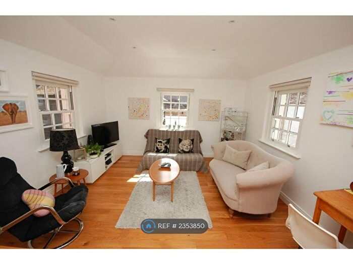 2 Bedroom Flat To Rent In Carlton Yard, Farnham, GU9
