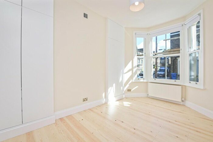 2 Bedroom Flat To Rent In Charleston Street, London, SE17