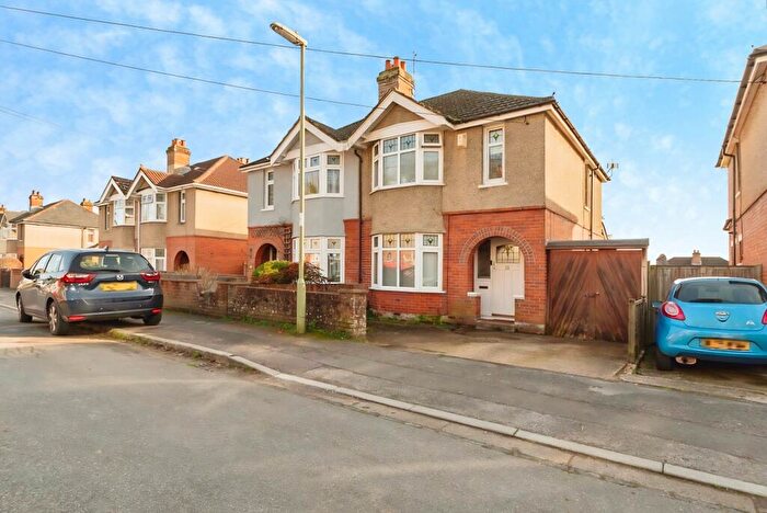 3 Bedroom Semi Detached House For Sale In Edward Avenue, Bishopstoke, SO50