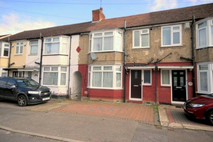 3 Bedroom Terraced House To Rent In Shelley Road, Poets Area, Luton, LU4