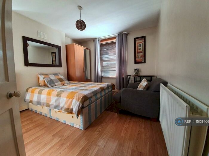 Studio To Rent In Cholmondeley Avenue, London, NW10