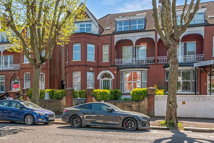 3 Bedroom Flat For Sale In Queens Avenue, London, N10
