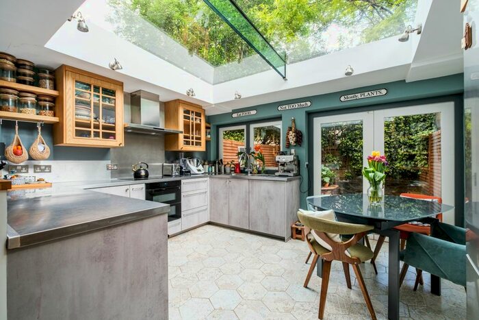 3 Bedroom Maisonette To Rent In Lucerne Road, London, N5