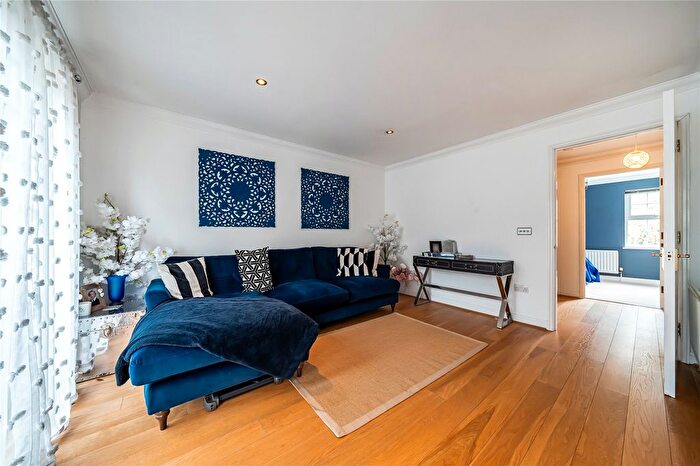 3 Bedroom End Of Terrace House For Sale In Abbey Drive, Dartford, Kent, DA2