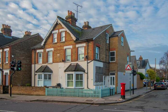 2 Bedroom Flat To Rent In Stanley Road, Teddington, Middlesex, TW11