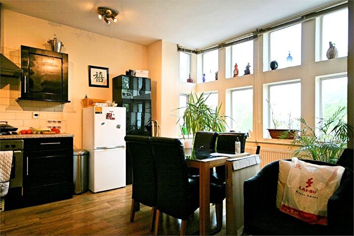 2 Bedroom Flat To Rent In Brixton Road, Oval, SW9