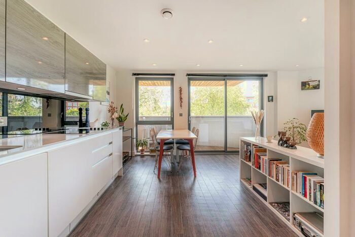 2 Bedroom Flat To Rent In Mill Court, Hackney, E5