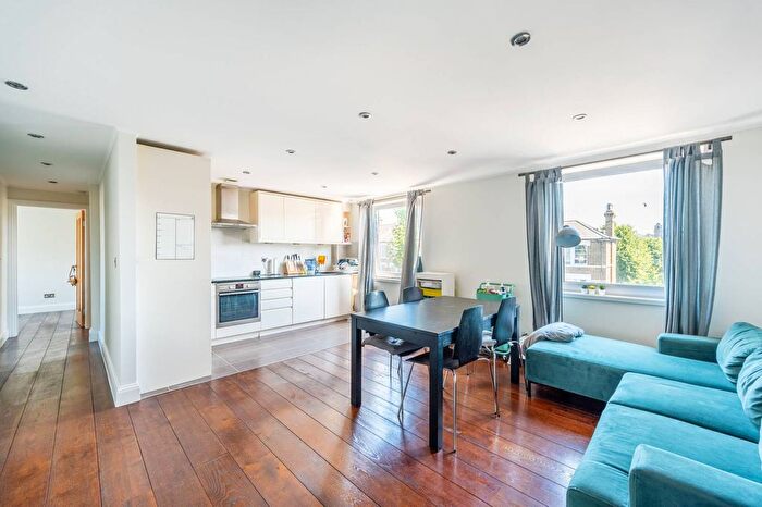 2 Bedroom Flat To Rent In St Quintin Gardens, North Kensington, London, W10