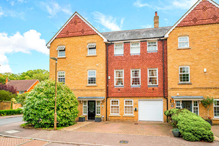 5 Bedroom Semi-Detached House For Sale In Ellis Fields, St. Albans, Hertfordshire, AL3