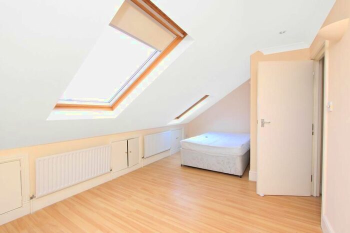 2 Bedroom Flat To Rent In Tooting Bec Road, London, SW17