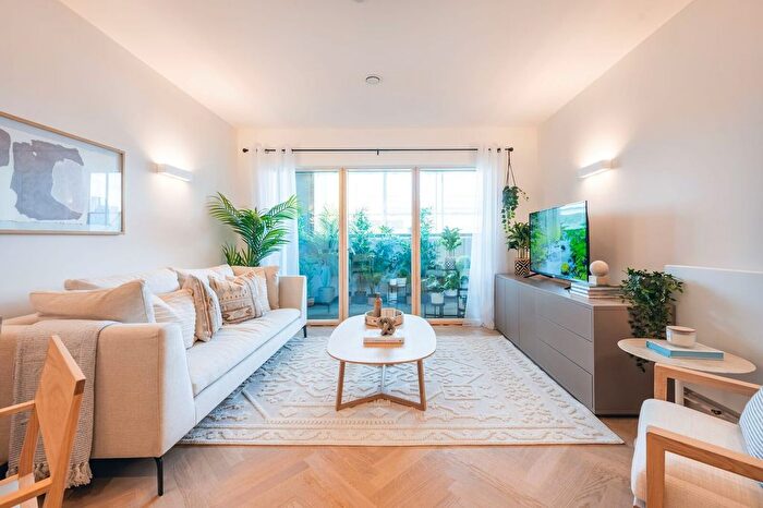 3 Bedroom Flat To Rent In Madeleine Court, North Acton, Acton, W3