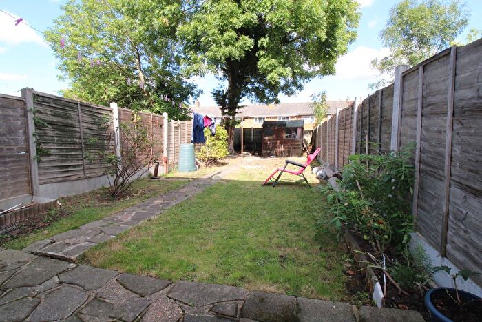 3 Bedroom Town House For Sale In Long Riding, Basildon, SS14