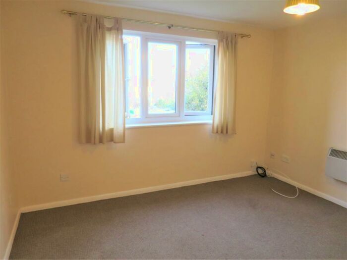 Flat To Rent In Larmans Road, EN3