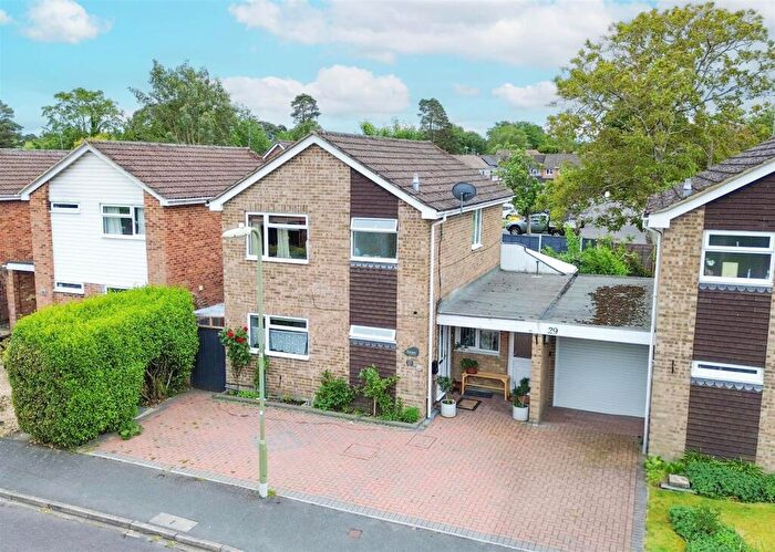 3 Bedroom Link Detached House For Sale In Durnsford Avenue, Fleet, GU52