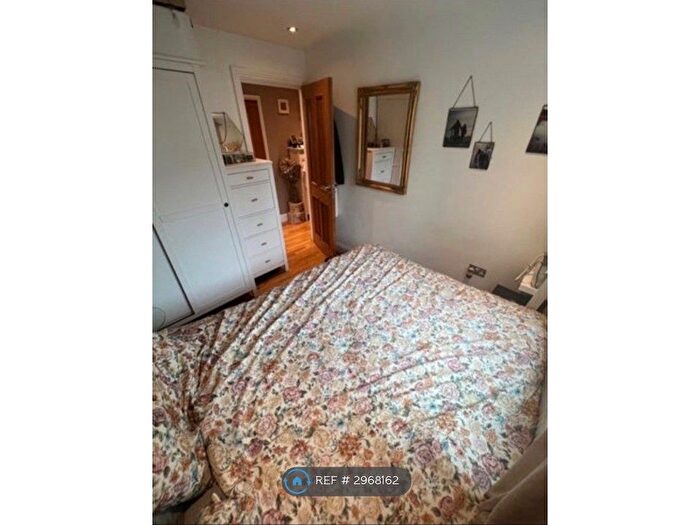 2 Bedroom Flat To Rent In Popham Gardens, Richmond, TW9