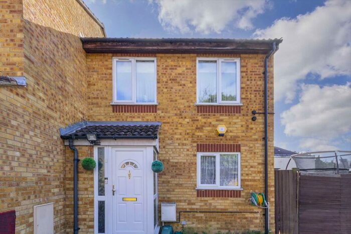 2 Bedroom Terraced House To Rent In Dade Way, Southall, UB2