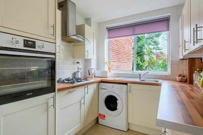 2 Bedroom Flat To Rent In Leamington House, Edgware, HA8
