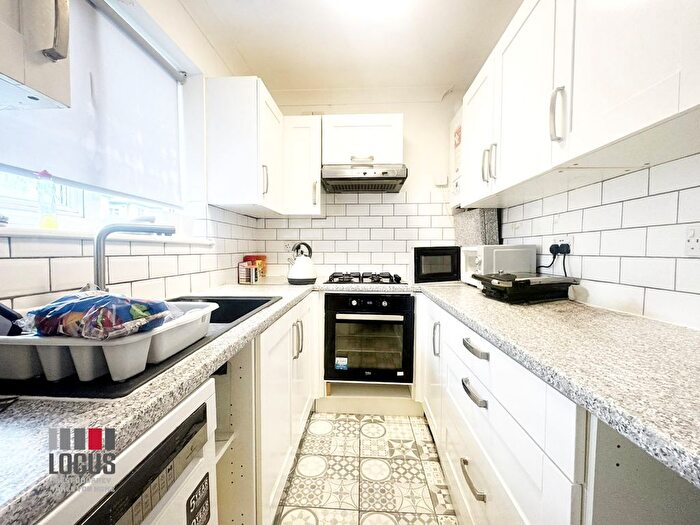 2 Bedroom Flat To Rent In Chalfont Walk, Woodford, IG8