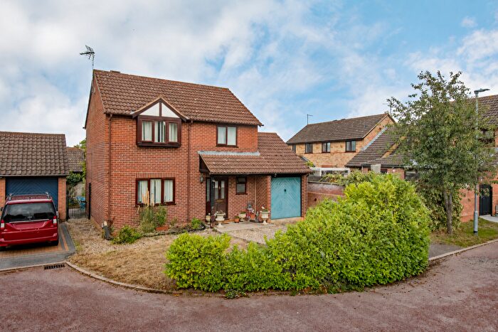 3 Bedroom Detached House For Sale In Chelmorton Vale, Desborough, Northamptonshire, NN14