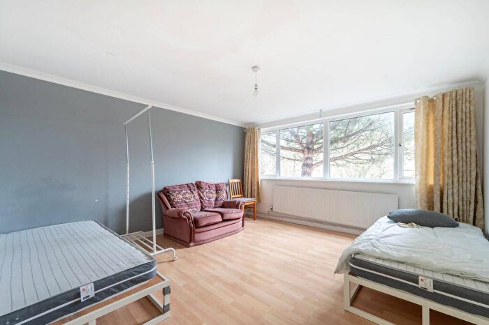 4 Bedroom Maisonette To Rent In Birchen Grove, Queensbury, London, NW9