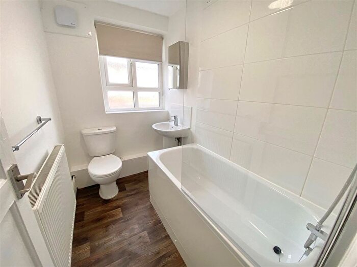 2 Bedroom Flat To Rent In Darkes Lane, Potters Bar, EN6