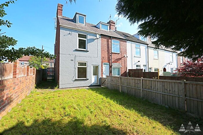 2 Bedroom End Of Terrace House To Rent In Field View, Chesterfield, Derbyshire, S40