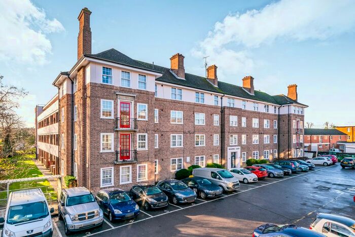 2 Bedroom Property To Rent In Bishopric Court, Horsham, RH12