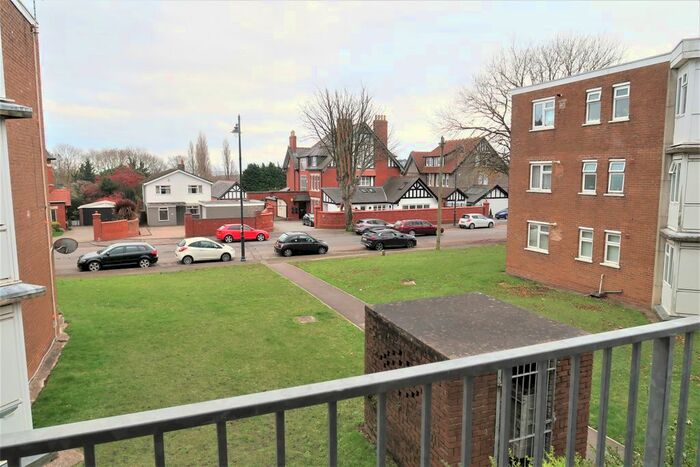 2 Bedroom Flat To Rent In Monmouth House, Salisbury Close, Penarth CF64