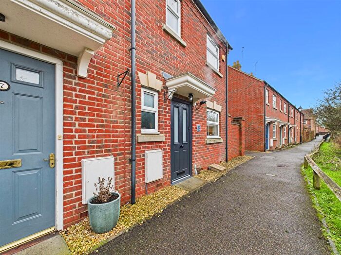 3 Bedroom End Terrace House For Sale In Milford Place, Fairford Leys, Aylesbury, HP19