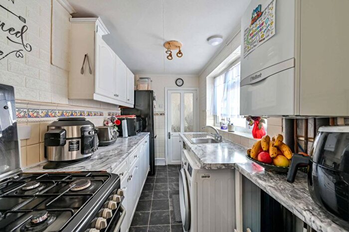 2 Bedroom Terraced House For Sale In Boundary Road, Woking, GU21