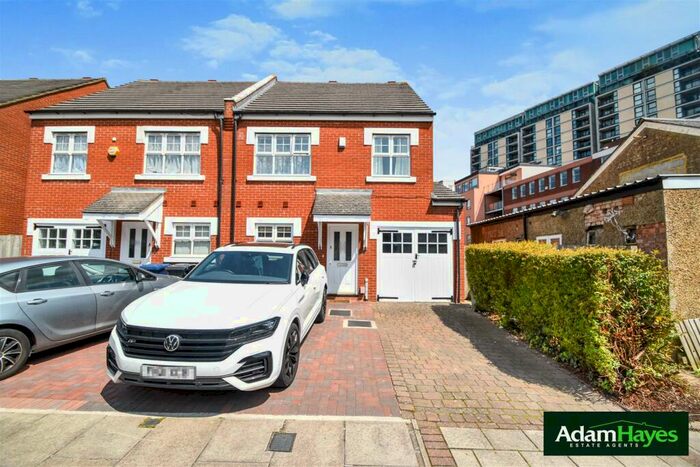 4 Bedroom End Of Terrace House To Rent In Dale Grove, North Finchley, N12