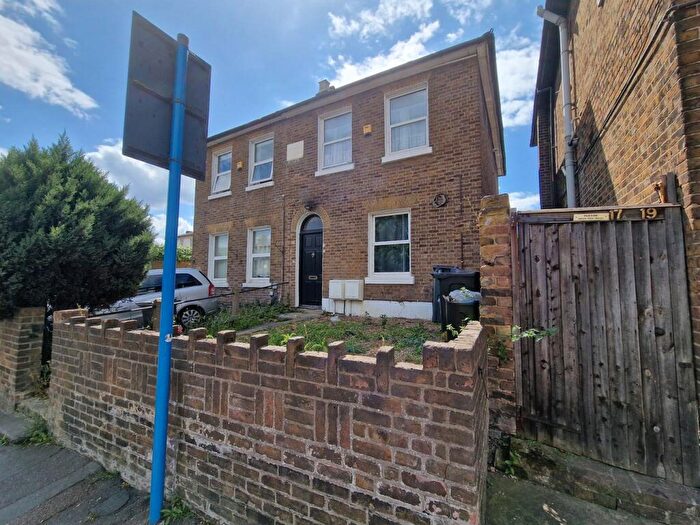 1 Bedroom Flat To Rent In Turners Hill, Cheshunt, Waltham Cross, EN8