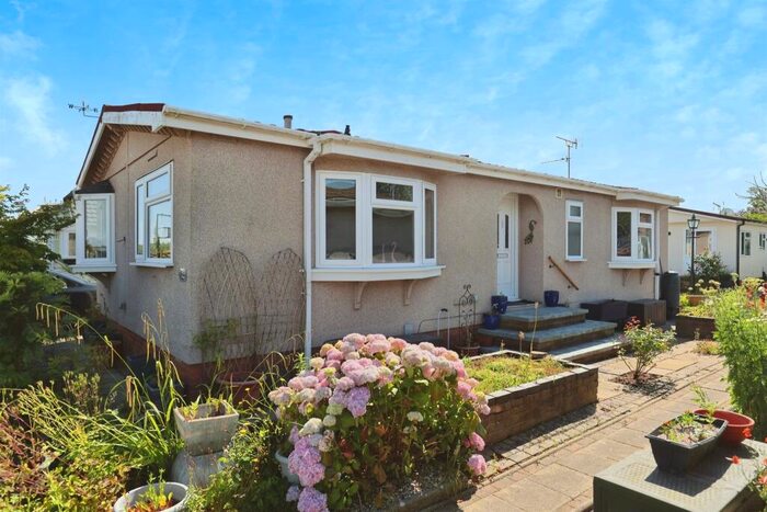 2 Bedroom Park Home For Sale In Lairhillock Park, Marton, Rugby, CV23