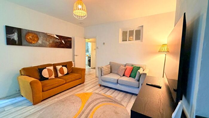 2 Bedroom Flat To Rent In Blaxland House, White City, W12