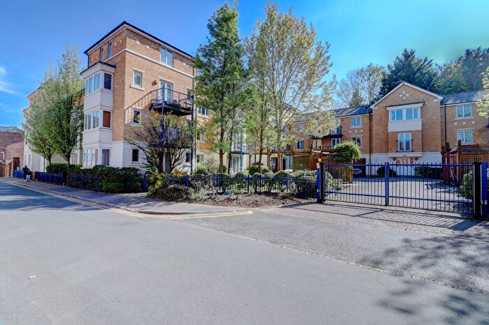 2 Bedroom Flat For Sale In West End Road, High Wycombe, Buckinghamshire, HP11