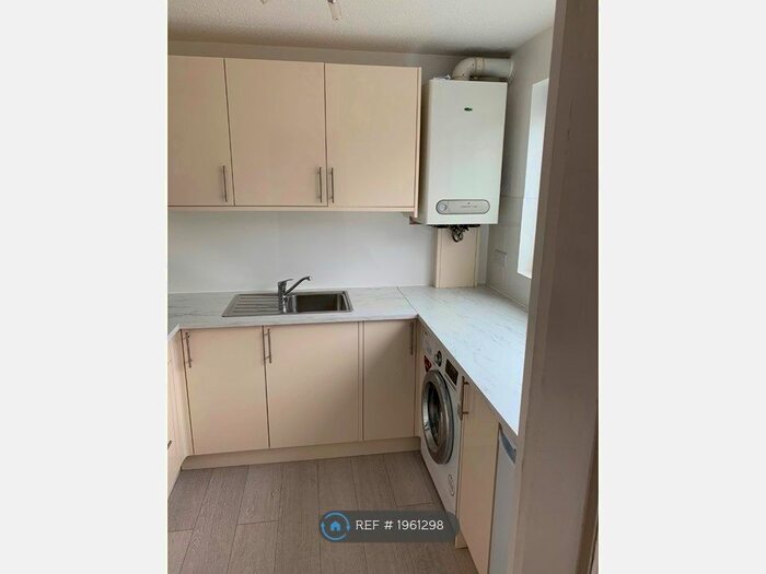 2 Bedroom Flat To Rent In Homefield Park, Sutton, SM1