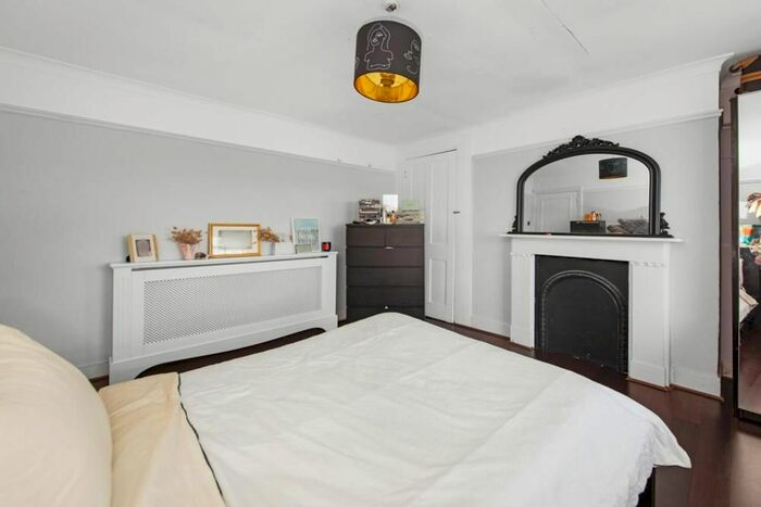 1 Bedroom Flat For Sale In Rosendale Road, Dulwich, London, SE21