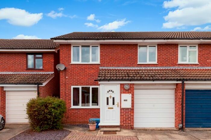 3 Bedroom Semi-Detached House To Rent In Turnberry Close, Bicester, OX26