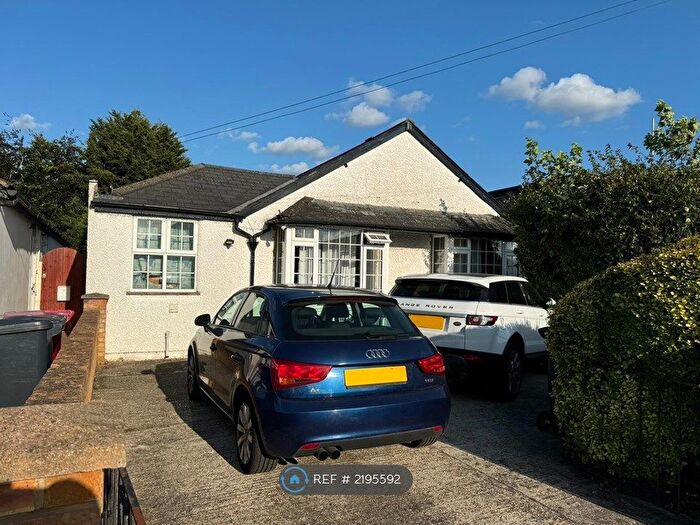 3 Bedroom Bungalow To Rent In Mead Way, Slough, SL1