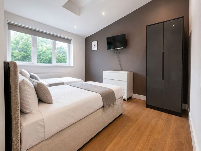 2 Bedroom Detached House To Rent In Grove End, London, E18