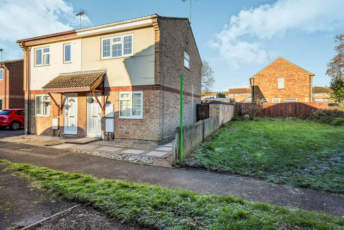 2 Bedroom House To Rent In Novello Gardens, Waterlooville, Hampshire, PO7