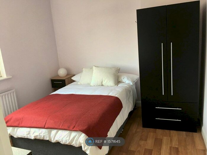 2 Bedroom Flat To Rent In Orchard Road, Onslow Village, Guildford, GU2