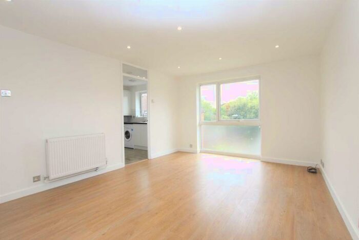 2 Bedroom Flat To Rent In Poplar Grove, London, N11
